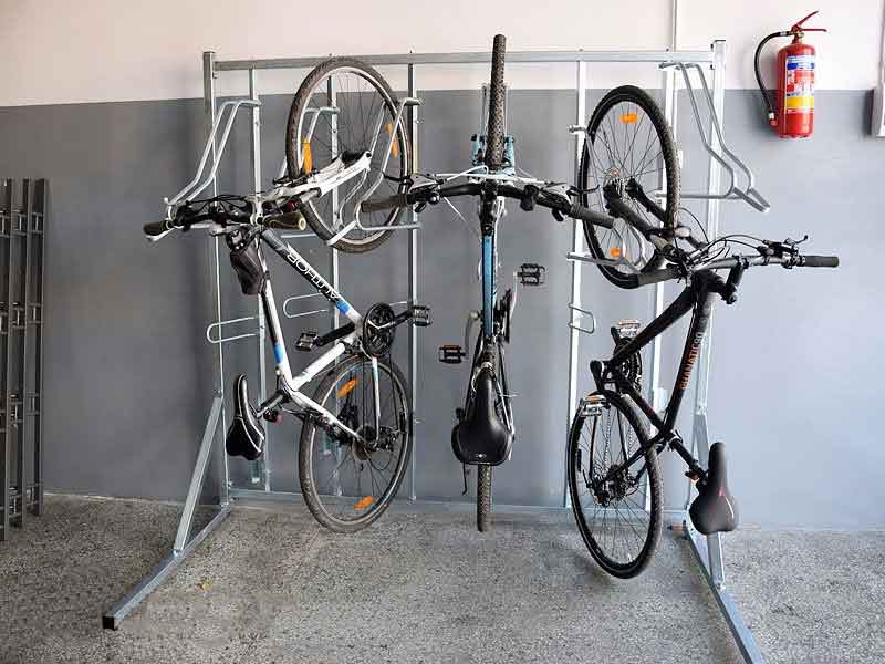 Stryser Soporte Bicicletas suelo Aparcamiento Vertical con fijación de  rueda almacenamiento compacto, sin dañar las paredes (3 puntos de apoyo)