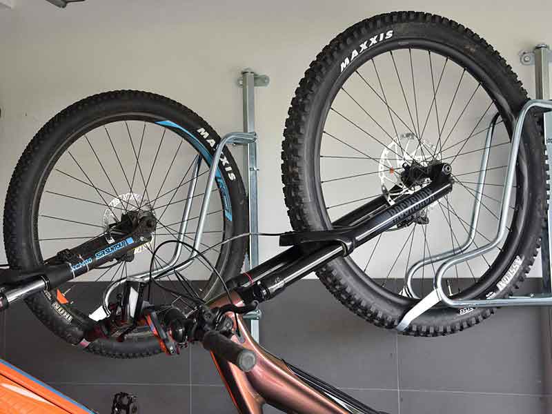 Soporte neumático para bicicletas de pared - Tienda crea tu bicicleta,  aparca bicicletas y patinetes