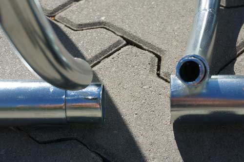 Detalle de la unión de dos soportes en espiral para bicicletas mediante encaje de tubos metálicos.