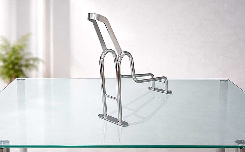 Soporte de pared para bicicleta LIFT visto de perfil sobre superficie de vidrio