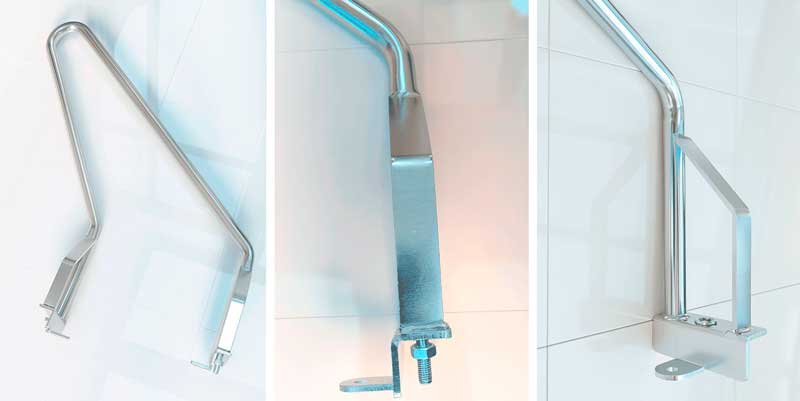 Barrera de acero brillante instalada entre soportes para bicicletas