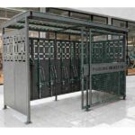 Marquesina para bicicletas de acero con cerramiento lateral para aparcamiento seguro