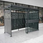 Marquesina para bicicletas con puerta corredera de seguridad