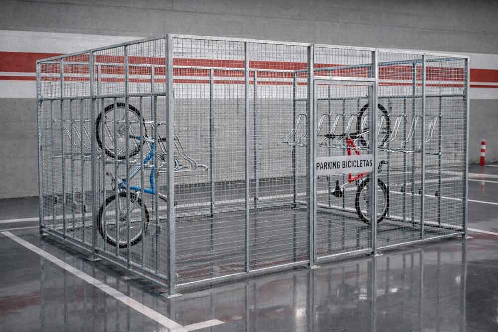 Jaula metálica cerrada para aparcamiento de bicicletas con soportes interiores en parking
