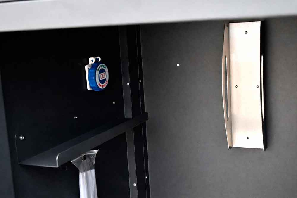 Detalle interior de un BOX para patinetes con soporte metálico de sujeción