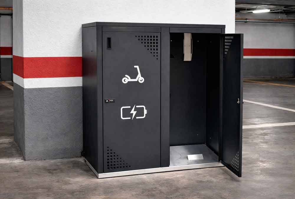 BOX cerrado para patinetes con un compartimento abierto, instalado en un parking