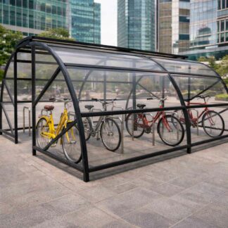 Marquesina cerrada para bicicletas de acero y policarbonato curvo instalada en exterior urbano