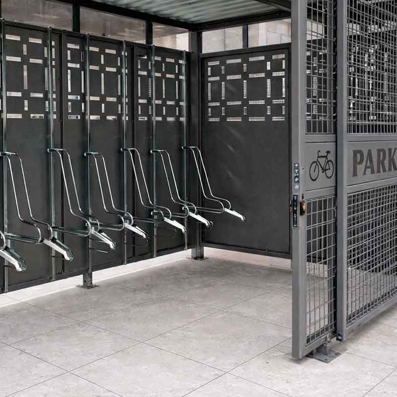 Parking cubierto para bicicletas con marquesina metálica y soportes verticales