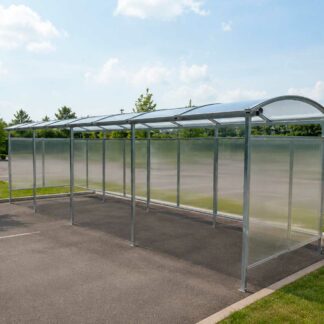 Marquesina para bicicletas de acero galvanizado y policarbonato instalada en parking exterior de centro comercial